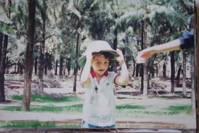 Niño con sombrero de cuidador 