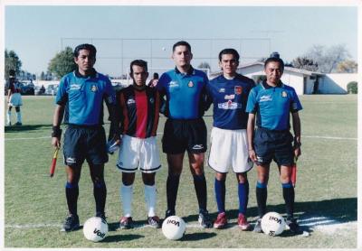 Capitanes en compañía de árbitros, posan antes del partido, año 2002