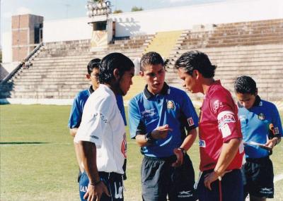 Capitanes reciben indicaciónes del árbitro en Estadio La Martinica, año 2002