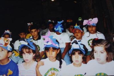 Grupo escolar con garras del zoológico 