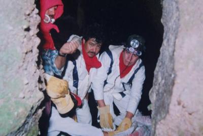 Personal del zoológico en cuevas 