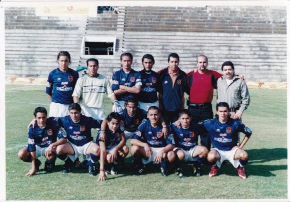 Atlético Ecca posa antes del partido con sus directivos en el Estadio La Martinica, año 2002