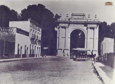 Arco de la Calzada y calle Real de Guanajuato, c.a.1896