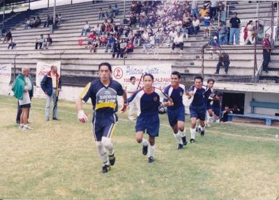 Equipo Atlético Ecca sale al campo en el Estadio La Martinica