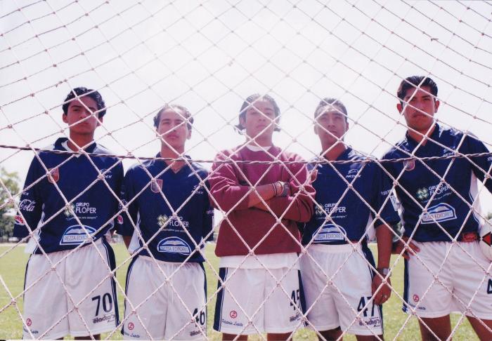 Jugadores del Atlético Ecca posan detrás de la red