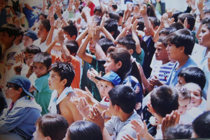 Niños aplauden show del zoológico 