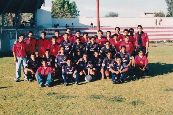 Equipo completo del Atlético Ecca posan para la fotografía