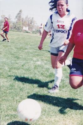 Jugadoras del Atlético Ecca femenil en juego de futbol