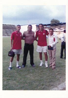 Jugadores del Atlético Ecca posan para la foto