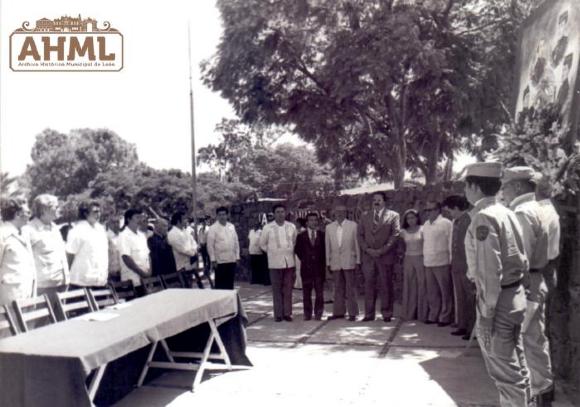 Alcalde durante acto cívico en Jardín De Los Niños Héroes (Ca. 1974)