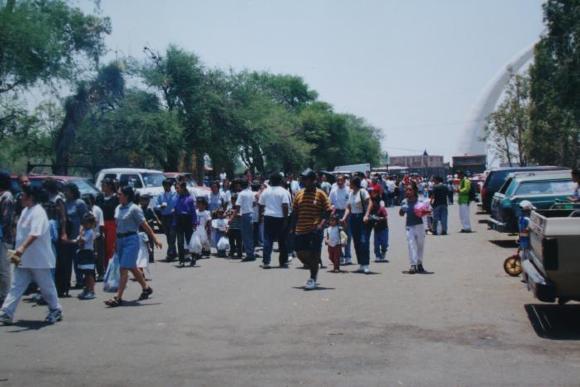 Familias en estacionamiento del zoológico  