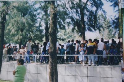 Familias visitando el zoológico 