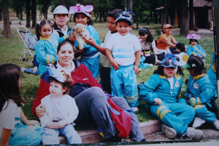 Excursión escolar interactuando con cachorro de león. 