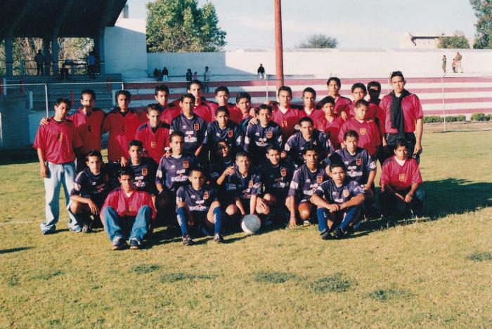 Equipo completo del Atlético Ecca posan para la fotografía