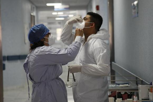 Médico se coloca el cubrebocas KN95