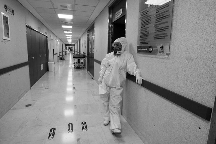 Médico con traje de protección descansa en pasillo del Hospital General de León en vísperas de Nochebuena
