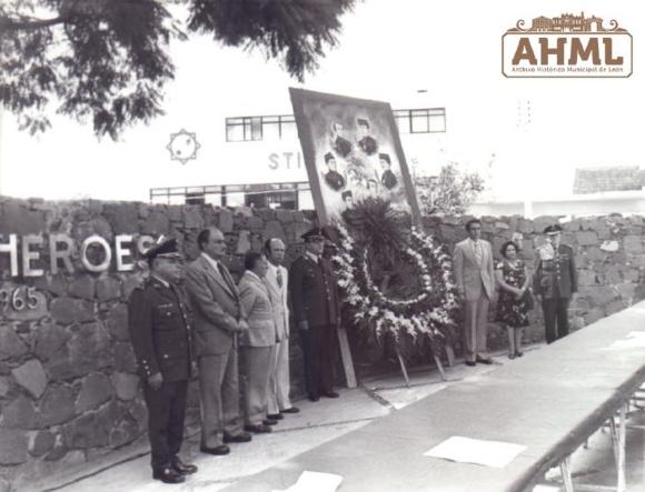 Funcionarios en la ceremonia de homenaje a los Niños Héroes