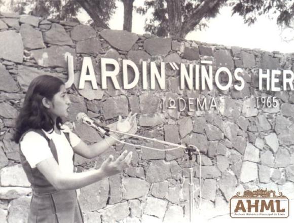 Declamación de poema en el Jardín de los Niños Héroes (Ca. 1978)