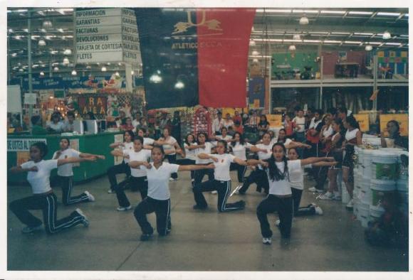 Estudiantes de la Escuela ECCA realizando tabla rítmica 