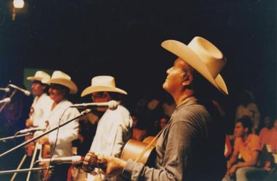 Guillermo Velázquez en el grupo Los Leones de la Sierra de Xichú  