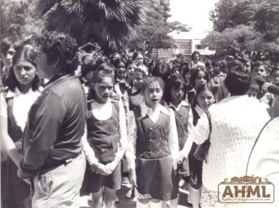 Escuela primaria interpreta el Himno Nacional Mexicano (Ca. 1978) 