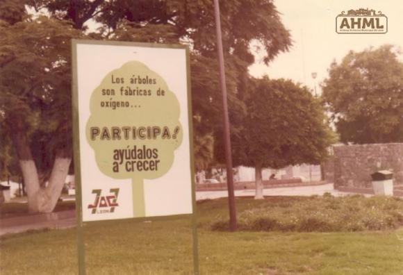 Árboles y letrero en Jardín de los Niños Héroes, 1978