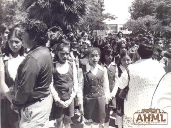 Escuela primaria interpreta el Himno Nacional Mexicano (Ca. 1978) 