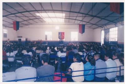 Reunión de alumnos en preparatoria ECCA durante evento escolar 