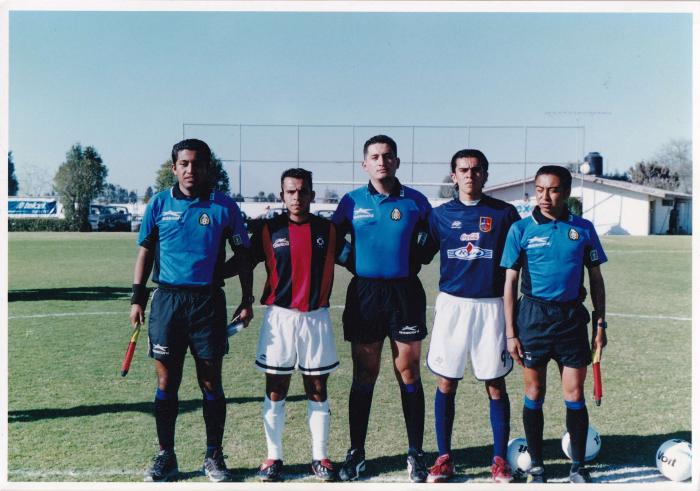 Capitanes y árbitros posan en las canchas de futbol (Ca.00's)