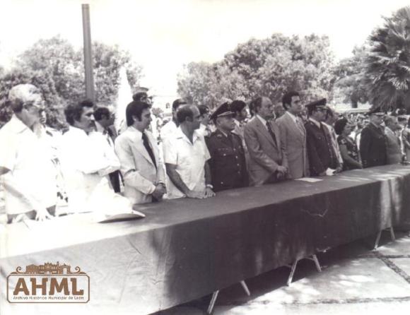 Funcionarios y ciudadanos en la ceremonia a los Niños Héroes (Ca. 1978)