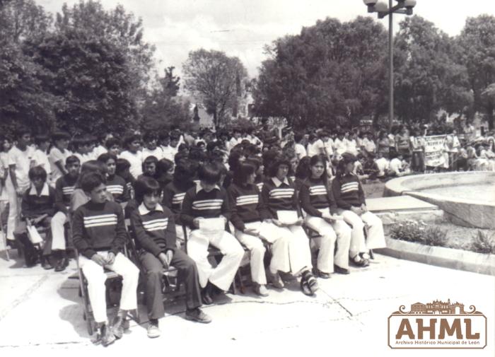 Estudiantes en la ceremonia a los Niños Héroes 