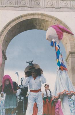 Muestra de danza folclórica en Arco de la Calzada e los Héroes 