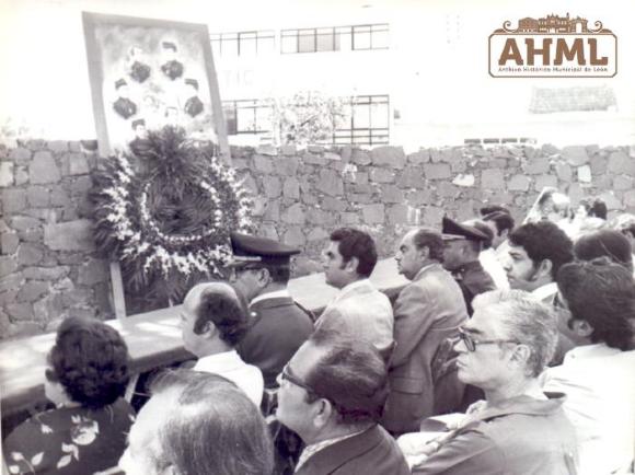 Asistentes al acto cívico en el Jardín de los Niños Héroes (Ca. 1978)