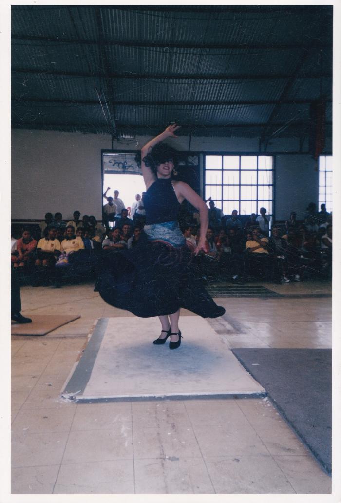 Interpretación de danza en escuela preparatoria ECCA 