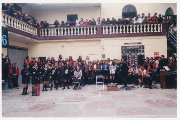 Alumnos de la Escuela (ECCA) participando en evento cultural 