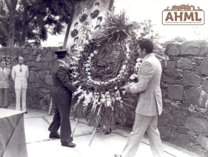 Entrega de corona de flores en memoria de los niños héroes (Ca. 1978)