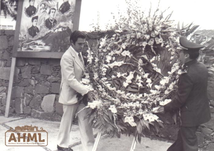 Autoridades con arreglo floral durante ceremonia a los Niños Héroes 