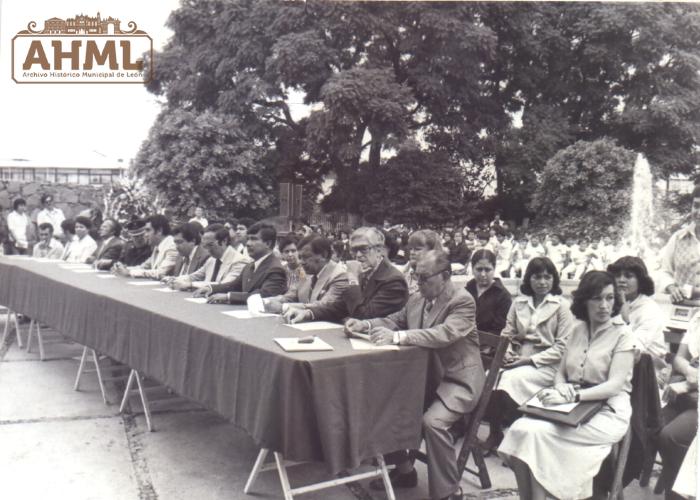 Mesa con autoridades durante ceremonia, 1979 