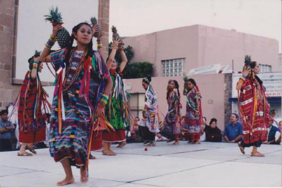 Muestra de Danza Folclórica en el Arco de la Calzada