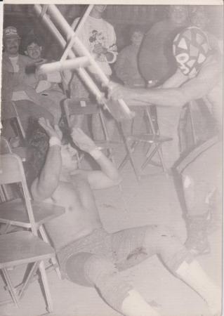 Luchador castiga a su rival en la Arena Isabel 