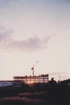 Construcción de edificio frente a centro de convenciones 