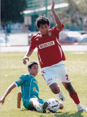 Equipo del Atlético Ecca en juego contra el Equipo León (Ca. década de los 90's)