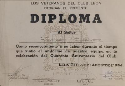 Diploma de Los Veteranos del Club León a Rafael Chávez 