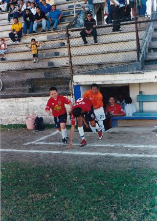 Jugadores del Atlético Ecca ingresan al campo en el Estadio La Martinica (Ca. década 00's)