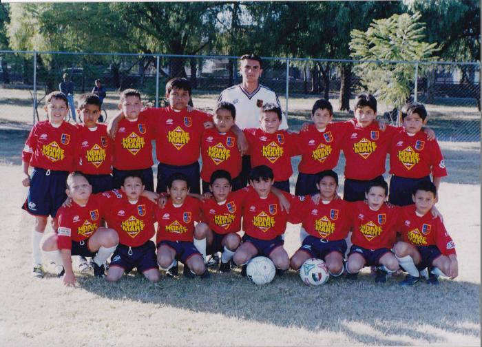 Equipo del Atlético Ecca Infantil junto con su entrenador