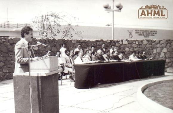 Antonio Torres Gómez en ceremonia en el Jardín de los Niños Héroes