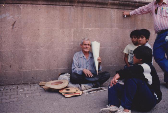 Músico callejero con disco de acetato 