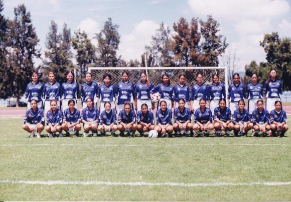 Equipo femenil del Atlético Ecca posa para una fotografía 