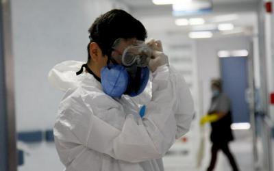 Médico se coloca lentes de protección