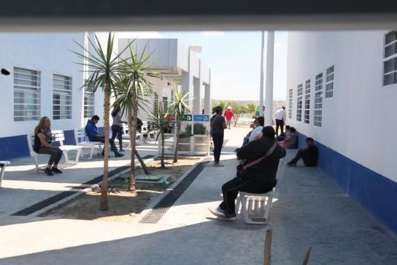 Espacio de espera en el exterior del Hospital Comunitario Las Joyas